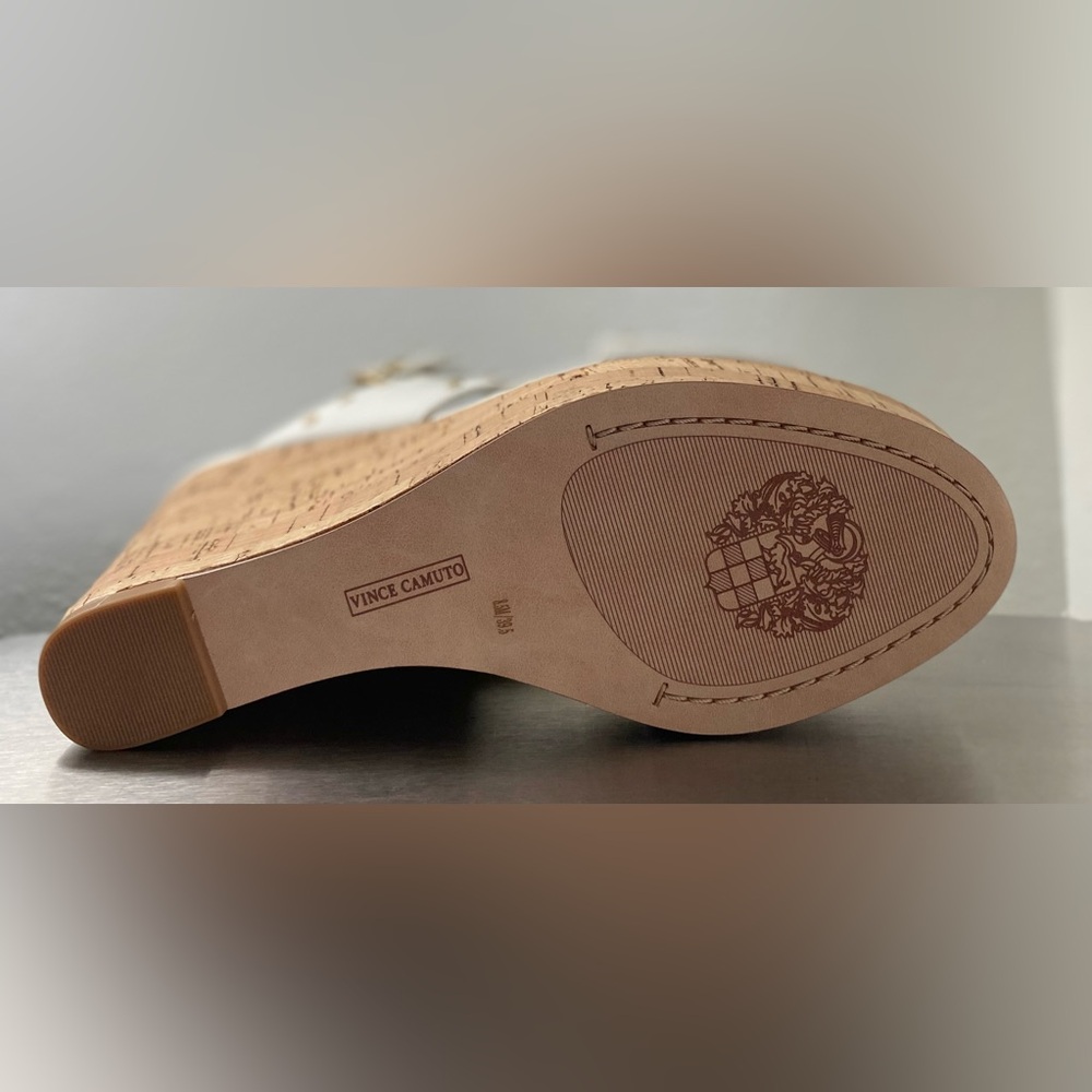 VINCE CAMUTO..WOMENS White Wedge Sandals with Gold Accents - Picture 10 of 15